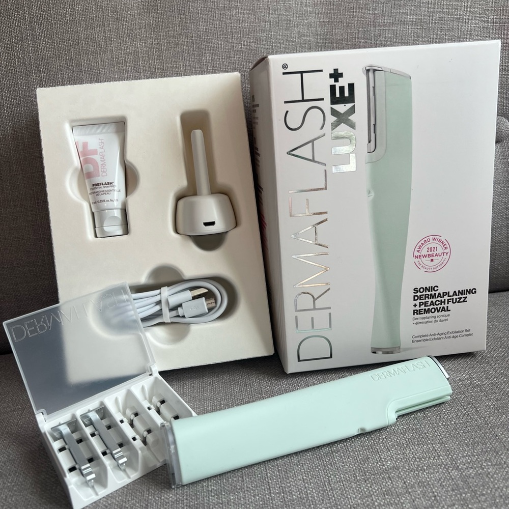Dermaflash Luxe+ Sonic Dermaplaning + Peach Fuzz Removal